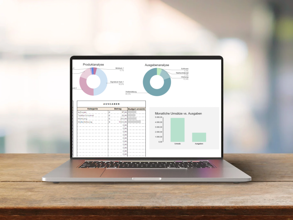 Budgetplaner als Mockup in einem Laptop auf einem Tisch